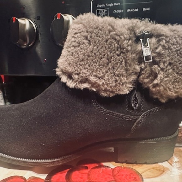 BRAND NEW NEVER USED UGG Fur Trim Boots (Booties) 9.5 US - Picture 4 of 13